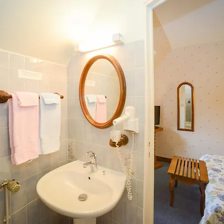 Logis Restaurant Manoir De L'acherie 2*